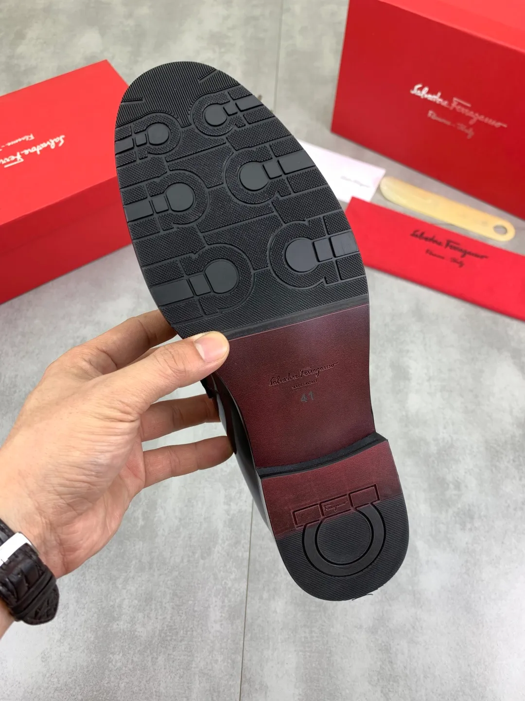 Men's Men's Shoes 💰P562💰[New Style] Water-dyed Niuli 🆘[Salvatore Ferragamo] Ferragamo's latest casual business leather shoes for men! Listed simultaneously! The fabric is made of specially imported original open-edge beaded calfskin, and the interior is made of imported water-dyed cowhide. It is absolutely luxurious and leads the fashion trend. Matching code: 38-44 (45 and 46 can be customized) Black, brown and burgundy colors available